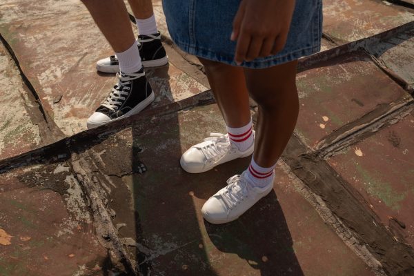 Długa spódnica i trampki – najmodniejsze stylizacje w sezonie