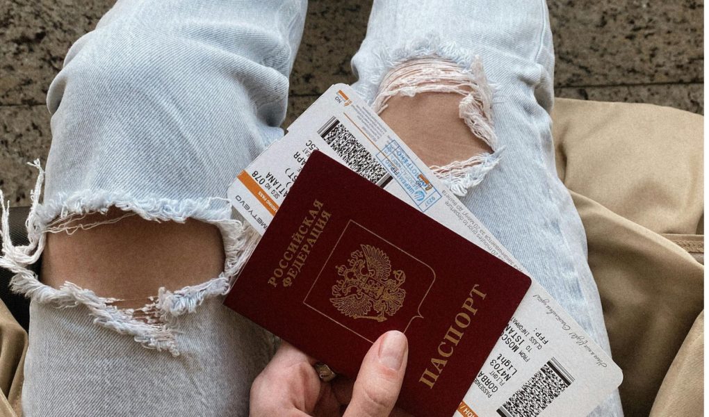 Jak się ubrać do samolotu do Turcji? Wybierz wygodny strój, który zapewni komfort podczas podróży, a jednocześnie będzie odpowiedni na ciepły klimat!