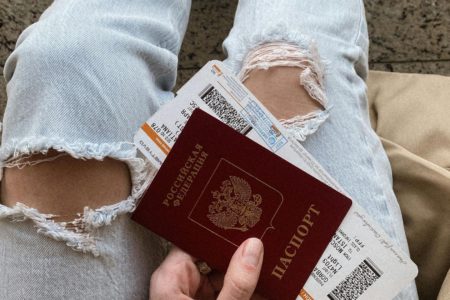 Jak się ubrać do samolotu do Turcji? Wybierz wygodny strój, który zapewni komfort podczas podróży, a jednocześnie będzie odpowiedni na ciepły klimat!