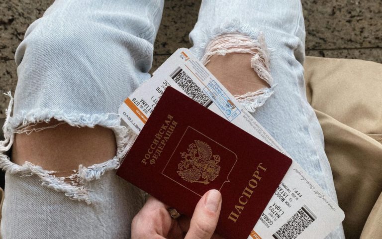 Jak się ubrać do samolotu do Turcji? Wybierz wygodny strój, który zapewni komfort podczas podróży, a jednocześnie będzie odpowiedni na ciepły klimat!