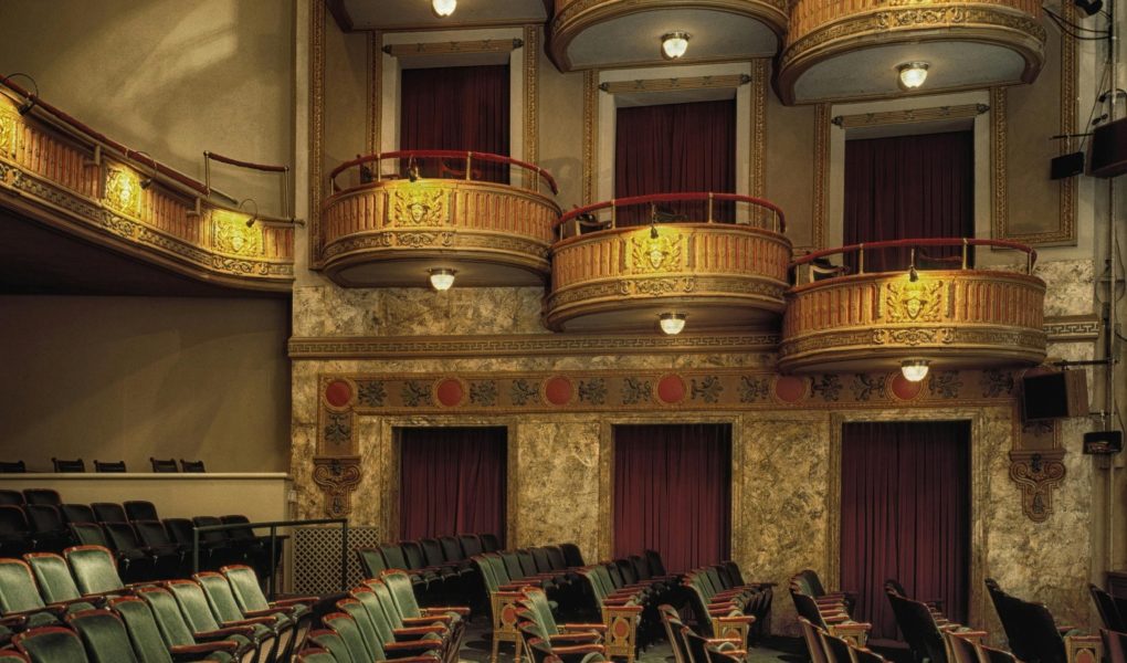 Jak ubrać się do teatru? Poznaj stylowe propozycje dla młodzieży na wyjątkowy wieczór!