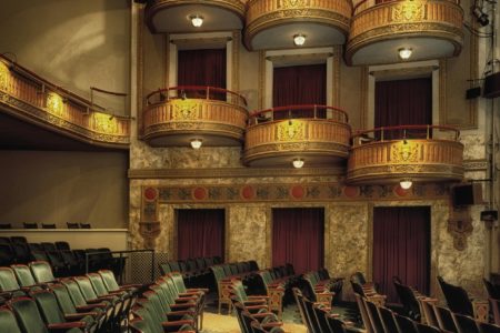 Jak ubrać się do teatru? Poznaj stylowe propozycje dla młodzieży na wyjątkowy wieczór!