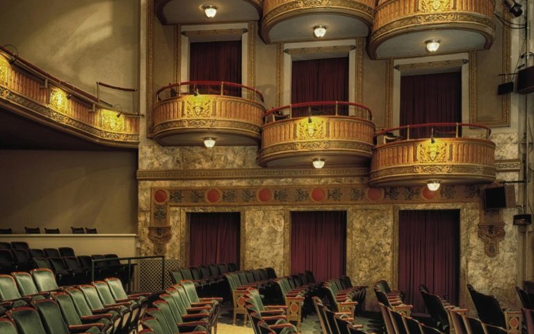 Jak ubrać się do teatru? Poznaj stylowe propozycje dla młodzieży na wyjątkowy wieczór!