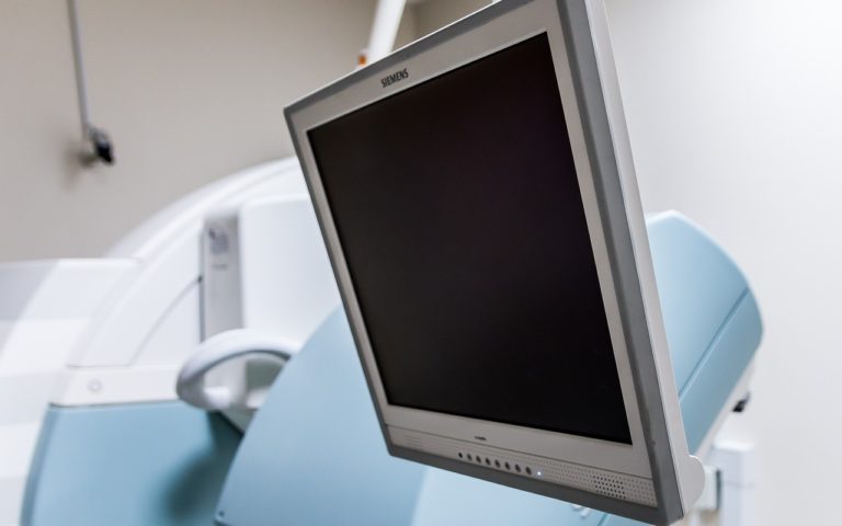 Jak się ubrać na rezonans magnetyczny kolana? 5 praktycznych wskazówek