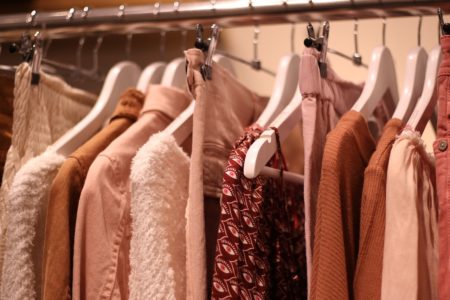 Jak modnie się ubrać ze zwykłych ciuchów? TOP 5 trików, które odmienią Twój look