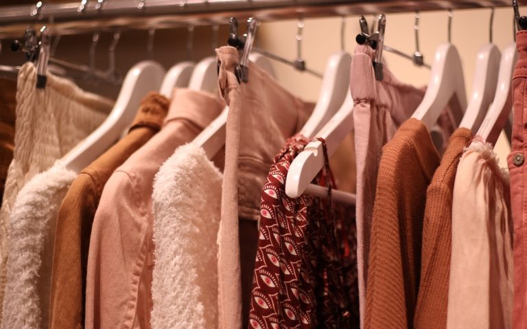 Jak modnie się ubrać ze zwykłych ciuchów? TOP 5 trików, które odmienią Twój look